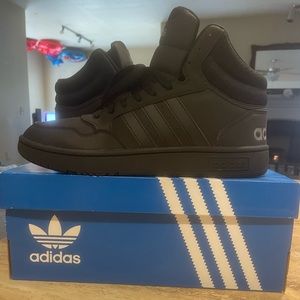 Adidas- vintage Hoops 3.0 mid-size, MENS 9.5 BRAND NEW